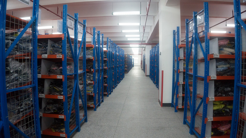 服裝行業(yè)輕型倉(cāng)儲(chǔ)貨架案例